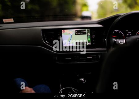 Deux femmes qui conduisent en utilisant la navigation par satellite sur la côte ouest de l'Écosse. Banque D'Images