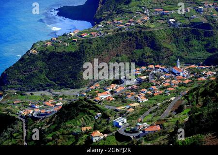 PORTUGAL; L'ÎLE DE MADÈRE; LE VILLAGE DE FAIAL SUR LA RIVE NORD; VUE DE Miradouro de Nossa Senhora dos Bons Caminhos Banque D'Images