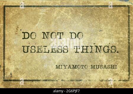 Ne faites pas de choses inutiles - ancien swordsman japonais et ronin Miyamoto Musashi citation imprimée sur le carton d'époque grunge Banque D'Images
