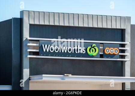 Adélaïde, Australie - 17 août 2019 : panneaux avec logo Woolworth et BWS au-dessus de l'entrée du centre commercial Unley, par une belle journée Banque D'Images