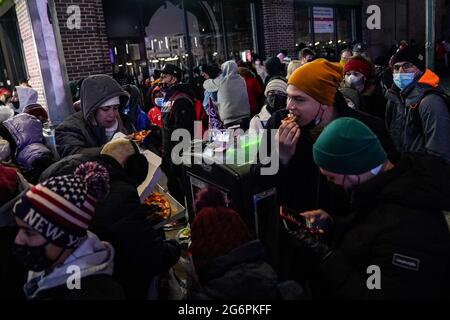 New York, États-Unis. 31 décembre 2020. Les gens mangent de la pizza tout en attendant que le ballon tombe pendant les célébrations du nouvel an de Times Square à New York, aux États-Unis. Crédit : Chase Sutton/Alay Live News Banque D'Images