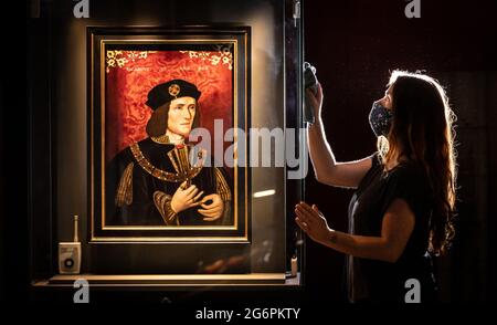 Commissaire d'archéologie Lucy Creighton avec un portrait du roi Richard III qui sera exposé au Yorkshire Museum à York dans le cadre de Richard III Coming Home, une nouvelle exposition de juillet 9 à octobre 31 2021. Date de la photo: Mardi 6 juillet 2021. Le portrait est en prêt dans le cadre du projet de la National Portrait Gallery, qui voit la National Portrait Gallery prêter des portraits de personnes à des endroits du Royaume-Uni auxquels elles sont le plus étroitement associées. L'exposition présentera le portrait ainsi que l'un des plus beaux groupes d'objets du pays associé Banque D'Images