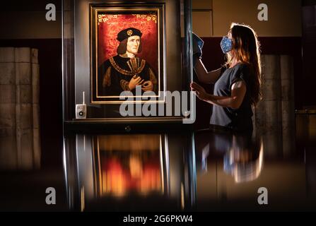 Commissaire d'archéologie Lucy Creighton avec un portrait du roi Richard III qui sera exposé au Yorkshire Museum à York dans le cadre de Richard III Coming Home, une nouvelle exposition de juillet 9 à octobre 31 2021. Date de la photo: Mardi 6 juillet 2021. Le portrait est en prêt dans le cadre du projet de la National Portrait Gallery, qui voit la National Portrait Gallery prêter des portraits de personnes à des endroits du Royaume-Uni auxquels elles sont le plus étroitement associées. L'exposition présentera le portrait ainsi que l'un des plus beaux groupes d'objets du pays associé Banque D'Images