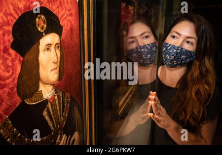 Commissaire d'archéologie Lucy Creighton avec un portrait du roi Richard III qui sera exposé au Yorkshire Museum à York dans le cadre de Richard III Coming Home, une nouvelle exposition de juillet 9 à octobre 31 2021. Date de la photo: Mardi 6 juillet 2021. Le portrait est en prêt dans le cadre du projet de la National Portrait Gallery, qui voit la National Portrait Gallery prêter des portraits de personnes à des endroits du Royaume-Uni auxquels elles sont le plus étroitement associées. L'exposition présentera le portrait ainsi que l'un des plus beaux groupes d'objets du pays associé Banque D'Images