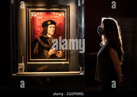 Commissaire d'archéologie Lucy Creighton avec un portrait du roi Richard III qui sera exposé au Yorkshire Museum à York dans le cadre de Richard III Coming Home, une nouvelle exposition de juillet 9 à octobre 31 2021. Date de la photo: Mardi 6 juillet 2021. Le portrait est en prêt dans le cadre du projet de la National Portrait Gallery, qui voit la National Portrait Gallery prêter des portraits de personnes à des endroits du Royaume-Uni auxquels elles sont le plus étroitement associées. L'exposition présentera le portrait ainsi que l'un des plus beaux groupes d'objets du pays associé Banque D'Images