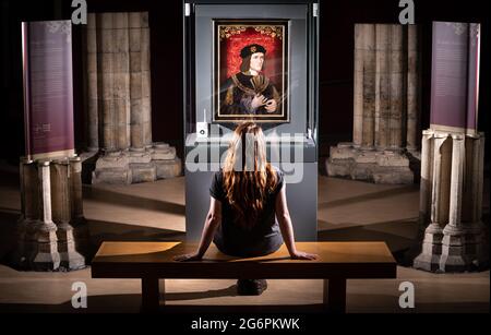 Commissaire d'archéologie Lucy Creighton avec un portrait du roi Richard III qui sera exposé au Yorkshire Museum à York dans le cadre de Richard III Coming Home, une nouvelle exposition de juillet 9 à octobre 31 2021. Date de la photo: Mardi 6 juillet 2021. Le portrait est en prêt dans le cadre du projet de la National Portrait Gallery, qui voit la National Portrait Gallery prêter des portraits de personnes à des endroits du Royaume-Uni auxquels elles sont le plus étroitement associées. L'exposition présentera le portrait ainsi que l'un des plus beaux groupes d'objets du pays associé Banque D'Images