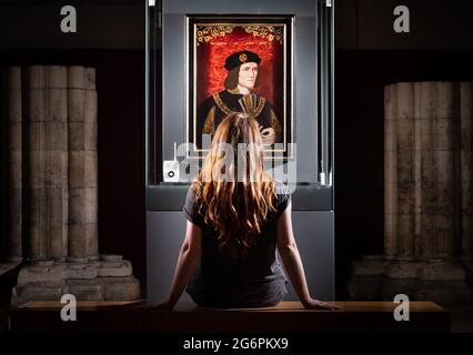 Commissaire d'archéologie Lucy Creighton avec un portrait du roi Richard III qui sera exposé au Yorkshire Museum à York dans le cadre de Richard III Coming Home, une nouvelle exposition de juillet 9 à octobre 31 2021. Date de la photo: Mardi 6 juillet 2021. Le portrait est en prêt dans le cadre du projet de la National Portrait Gallery, qui voit la National Portrait Gallery prêter des portraits de personnes à des endroits du Royaume-Uni auxquels elles sont le plus étroitement associées. L'exposition présentera le portrait ainsi que l'un des plus beaux groupes d'objets du pays associé Banque D'Images