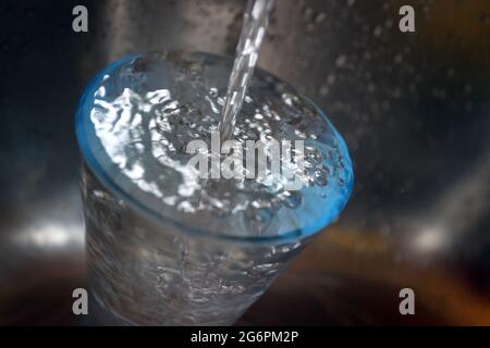 Kaufbeuren, Allemagne. 1er juillet 2021. ILLUSTRATION - l'eau du robinet s'écoule dans un verre placé dans un évier. Credit: Karl-Josef Hildenbrand/dpa/Alay Live News Banque D'Images