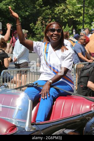 Broadway, New York, États-Unis, le 07 juillet 2021 - Grand maréchal Sandra Lindsay, une travailleuse de la santé qui a été la première personne au pays à avoir reçu une injection de vaccin COVID-19, Avec des milliers de personnes, les participants défilent sur le Canyon des héros lors d'une parade de ticker rendant hommage aux travailleurs essentiels pour les efforts qu'ils déploient aujourd'hui à New York pour faire face à la pandémie COVID-19. Photo: Crédit PHOTO Luiz Rampelotto/EuropaNewswire OBLIGATOIRE. Banque D'Images