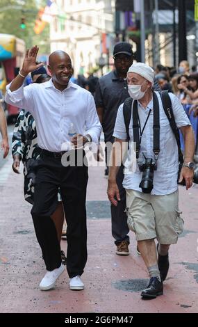 Broadway, New York, États-Unis, juillet 07, 2021 - le président de Brooklyn Borough et un candidat démocrate à la mairie, Eric Adams, ainsi que des milliers de participants, défilent sur le Canyon of Heroes au cours d'une parade de ticker rendant hommage aux travailleurs essentiels pour leurs efforts pour faire passer la ville de New York par la pandémie COVID-19 aujourd'hui à New York. Photo: Crédit PHOTO Luiz Rampelotto/EuropaNewswire OBLIGATOIRE. Banque D'Images