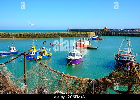 Bateaux de pêche, Folkestone Harbour, Kent, Royaume-Uni Banque D'Images