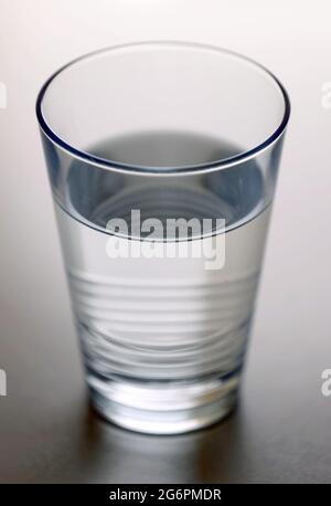Kaufbeuren, Allemagne. 1er juillet 2021. ILLUSTRATION - UN verre d'eau du robinet se trouve sur une table. Credit: Karl-Josef Hildenbrand/dpa/Alay Live News Banque D'Images