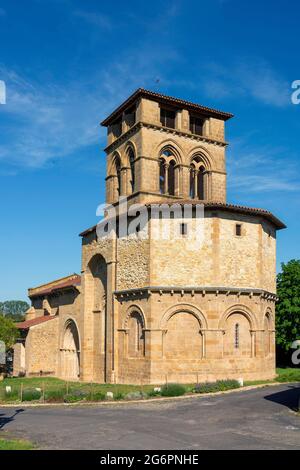 Chapeau de courrier.Église romane avec son clocher carré, département du Puy de Dome, Auvergne-Rhône-Alpes, France Banque D'Images