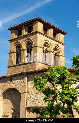 Chapeau de courrier.Église romane avec son clocher carré, département du Puy de Dome, Auvergne-Rhône-Alpes, France Banque D'Images