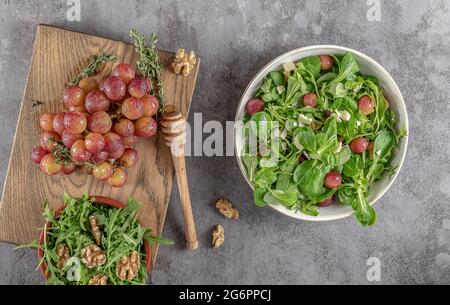 Salade de raisins rôtis, de pecorino, de noix et d'arugula. Banque D'Images