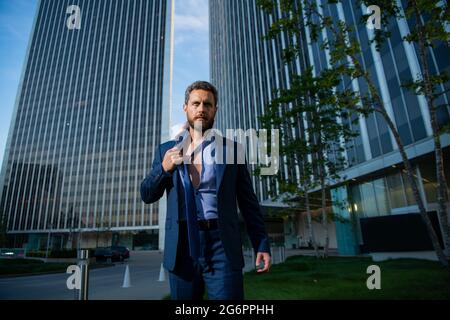 Homme d'affaires en colère. Hurlant, un homme d'affaires furieux devient fou. Mauvaises nouvelles d'affaires. Banque D'Images