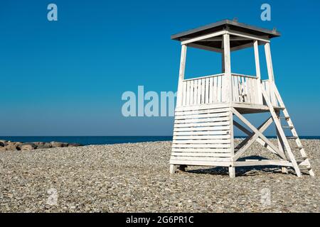 Tour des sauveteurs sur la plage de la ville le matin dans le village de la station balnéaire de Nebug, territoire de Krasnodar, Russie. Banque D'Images