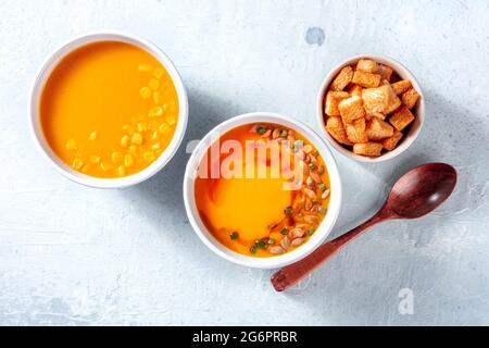 Ensemble de soupe végétalienne, croûtons et une cuillère, tiré par le haut. Potiron et potages de crème de maïs, repas végétalien sain et détox Banque D'Images