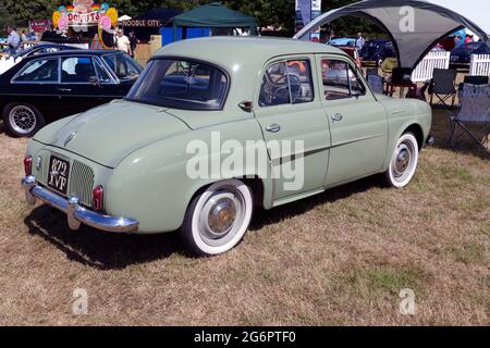 Vue des trois quarts arrière d'une Renault Dauphine verte, 1957, exposée au salon de l'auto classique de Londres 2021 Banque D'Images