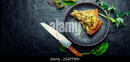 Tarte maison avec verger, fromage feta et petits pois verts. Tarte aux herbes.Copier l'espace Banque D'Images