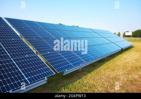 Photo des modules de panneau solaire sur une journée ensoleillée, foyer sélectif. Banque D'Images