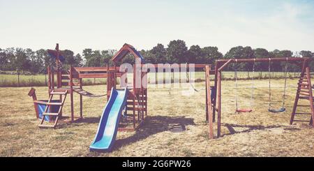 Terrain de jeu sur l'herbe, couleurs rétro appliquées. Banque D'Images