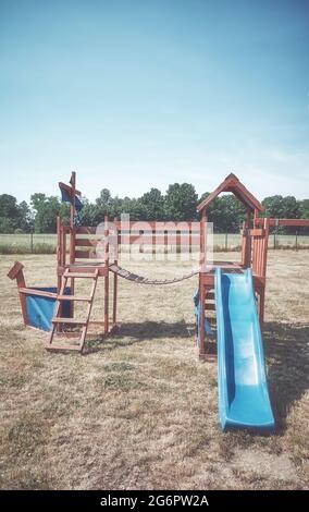 Terrain de jeu sur l'herbe par une belle journée d'été, couleurs rétro appliquées. Banque D'Images