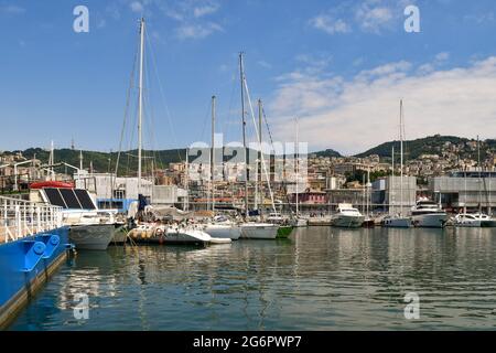 Vue panoramique sur le Vieux Port (Porto Antico) avec des bateaux amarrés et l'Aquarium en arrière-plan en été, Gênes, Ligurie, Italie Banque D'Images