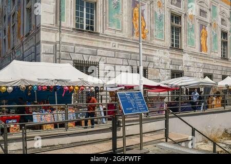 Aperçu du marché de la rue dans le vieux quartier Dock (Molo) de Gênes, en face de l'historique Palazzo San Giorgio en été, Ligurie, Italie Banque D'Images