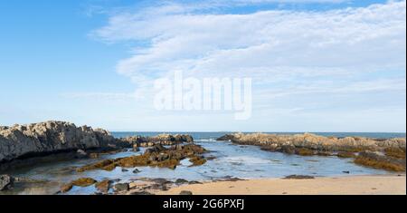 Vue panoramique sur une côte rocheuse avec vues à distance sur les îles Farne, Bamburgh, Northumberland, Royaume-Uni Banque D'Images