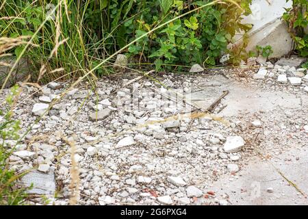 Сonstruction déchets, débris et déchets en décombres dans une zone de forêt verte éloignée. Nature et pollution du sol. Banque D'Images