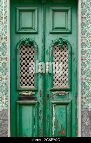 Vue portrait d'une porte portugaise peinte en vert avec des carreaux, Portugal Banque D'Images