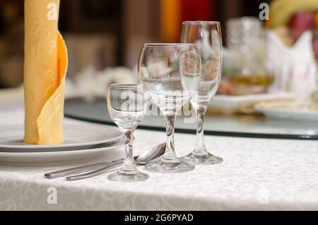 Trois verres vides pour boissons alcoolisées de vodka, vin et champagne sont sur la table Banque D'Images