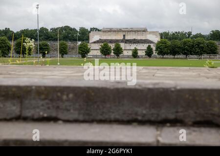 Nuremberg, Allemagne. 07e juillet 2021. Vue depuis le rempart du sud-ouest sur l'ancien site du rassemblement du parti nazi jusqu'au champ de Zeppelin avec la tribune de Zeppelin en arrière-plan. Le réaménagement de plusieurs millions de dollars de l'ancien rassemblement du parti nazi de Nuremberg prendra beaucoup de temps. La ville veut transformer le champ de Zeppelin et le grand-stand principal en un lieu historique d'apprentissage. Credit: Daniel Karmann/dpa/Alay Live News Banque D'Images