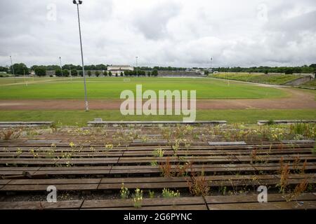 Nuremberg, Allemagne. 07e juillet 2021. Vue depuis le rempart du sud-ouest sur l'ancien site du rassemblement du parti nazi jusqu'au champ de Zeppelin avec la tribune de Zeppelin en arrière-plan. Le réaménagement de plusieurs millions de dollars de l'ancien rassemblement du parti nazi de Nuremberg prendra beaucoup de temps. La ville veut transformer le champ de Zeppelin et le grand-stand principal en un lieu historique d'apprentissage. Credit: Daniel Karmann/dpa/Alay Live News Banque D'Images