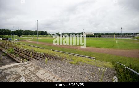 Nuremberg, Allemagne. 07e juillet 2021. Vue depuis le rempart du sud-ouest sur l'ancien site du rassemblement du parti nazi jusqu'au champ de Zeppelin avec la tribune de Zeppelin en arrière-plan. Le réaménagement de plusieurs millions de dollars de l'ancien rassemblement du parti nazi de Nuremberg prendra beaucoup de temps. La ville veut transformer le champ de Zeppelin et le grand-stand principal en un lieu historique d'apprentissage. Credit: Daniel Karmann/dpa/Alay Live News Banque D'Images