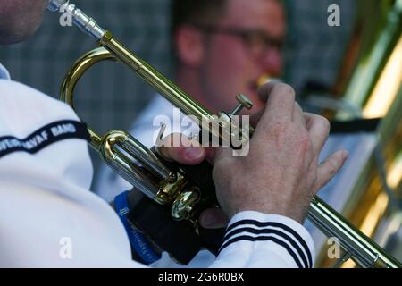 Non exclusif: ODESA, UKRAINE - 6 JUILLET 2021 - UN musicien de la sixième flotte américaine en laiton quintet joue la trompette sur la place Dumska, Odesa, dans le sud de l'Ukra Banque D'Images