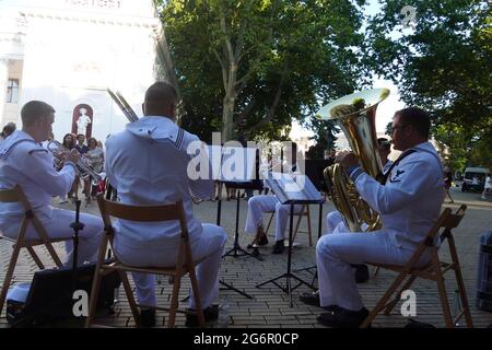 Non exclusif: ODESA, UKRAINE - 6 JUILLET 2021 - des musiciens de la sixième flotte américaine de cuivre quintet se produisent sur la place Dumska, Odesa, dans le sud de l'Ukraine. Banque D'Images