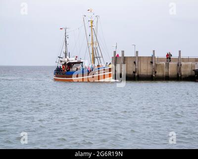 Harlesiel, Allemagne - 01 octobre 2020: Excursion pêche chalutier de retour d'une visite à l'entrée de Harlesiel. Banque D'Images