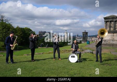 Charles Dearness(trompette),Tom pickles(saxophone), Ross Lothian(trombone) Rory Clark(Sousaphone) et Jamie Graham(batterie) cinq membres du groupe Brass Gumbo jouent des instruments de laiton sur Calton Hill à Édimbourg lors d'un appel photo pour le Jazz Edinburgh and Blues Festival 2021. Date de la photo: Jeudi 8 juillet 2021. Banque D'Images