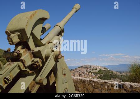 Ancien hameau de Sant' Oreste en arrière-plan avec un canon anti-avion ww2 en premier plan près du refuge de Monte Soratte, Sant'Oreste, Rome, Italie Banque D'Images