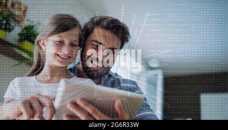 Traitement binaire des données de codage contre le père et la fille caucasiens utilisant une tablette numérique à la maison Banque D'Images