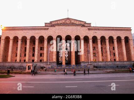 Tbilissi/Géorgie - 11/01/2016 : vue de nuit du bâtiment du Parlement de Tbilissi Banque D'Images