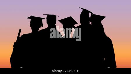 Composition de silhouettes d'étudiants diplômés en casquettes et robes contre le ciel du coucher du soleil Banque D'Images