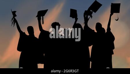 Composition de silhouettes d'étudiants diplômés en casquettes tenant des casquettes contre le ciel du coucher du soleil Banque D'Images