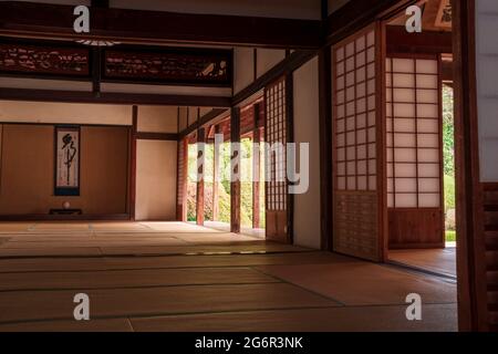 Japon, Takahashi, Temple Raikyuji, jardin, Préfecture d'Okayama .chambres intérieures d'une maison japonaise traditionnelle Banque D'Images