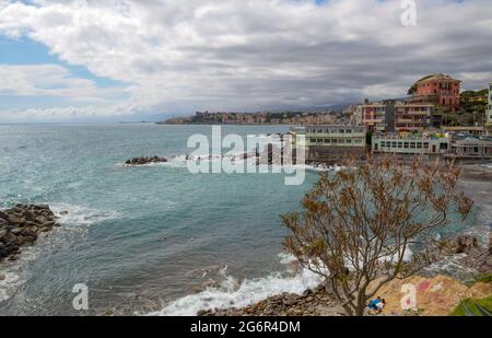 GÊNES, ITALIE, 12 MAI 2021 - côte ligure sous un ciel nuageux à Gênes Sturla et Quarto dei mille, Gênes, Italie Banque D'Images