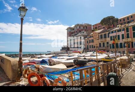 GÊNES, ITALIE, 12 MAI 2021 - vue sur la plage de Vernazzola à Gênes, Italie. Banque D'Images