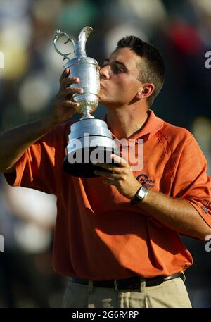 Photo du dossier en date du 20-07-2003 de Ben Curtis détient le trophée après avoir remporté l'Open le 18e numéro vert : jeudi 8 juillet 2021. Banque D'Images