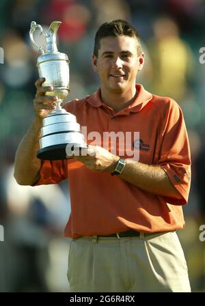 Photo du dossier en date du 20-07-2003 de Ben Curtis détient le trophée après avoir remporté l'Open le 18e numéro vert : jeudi 8 juillet 2021. Banque D'Images